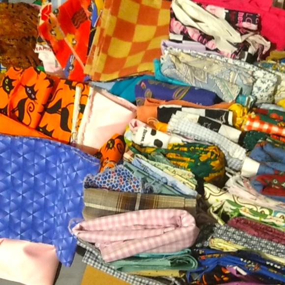 Mystery scrap fabric box - Picture 1 of 4